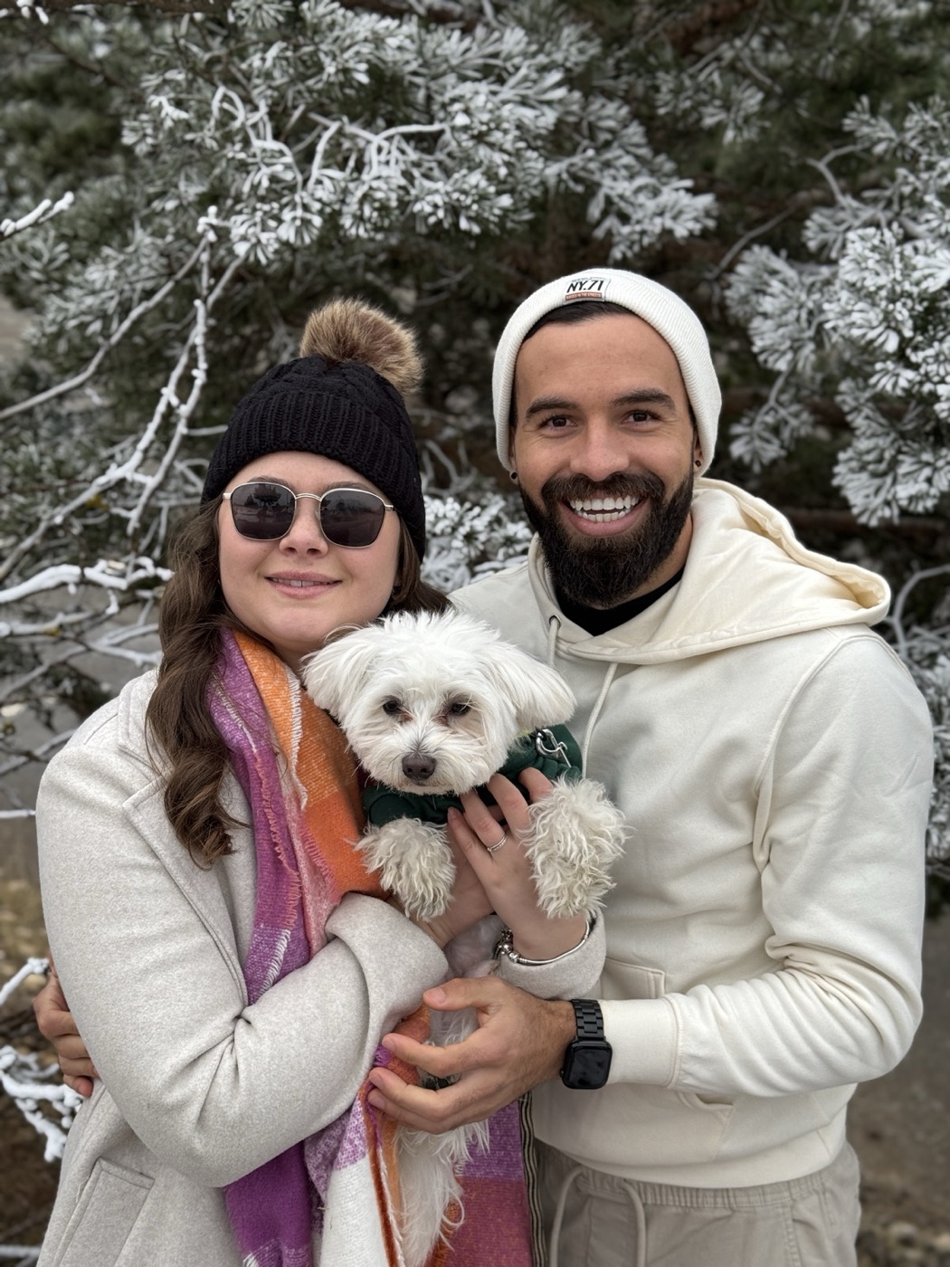 O casal Par de Malas com o cachorro